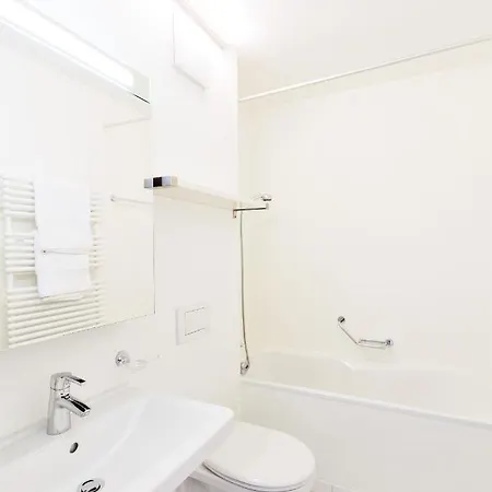 New Exclusive With Fireplace, Pool & Sauna *