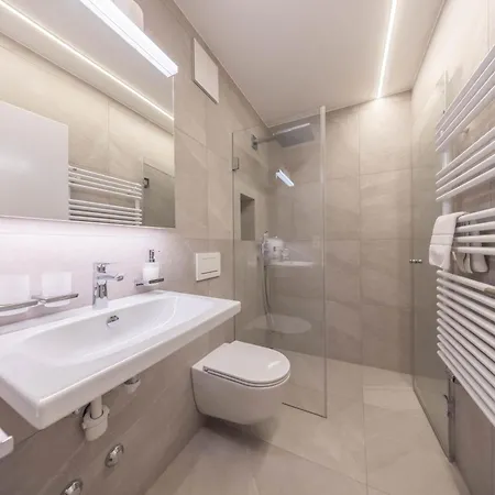 New Exclusive With Fireplace, Pool & Sauna *